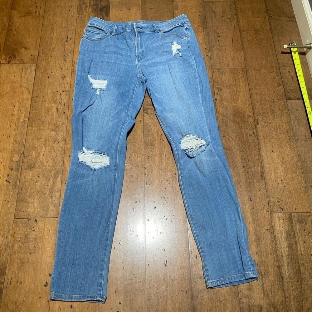 Light‎ wash distressed Soho jeans Size 6